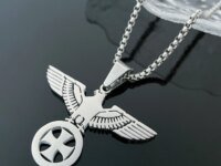 Collier viking en acier inoxydable avec croix allemande et aigle. Bijou vintage punk hip-hop, anti-allergique, durable et unisexe. Style fort et symbolique.