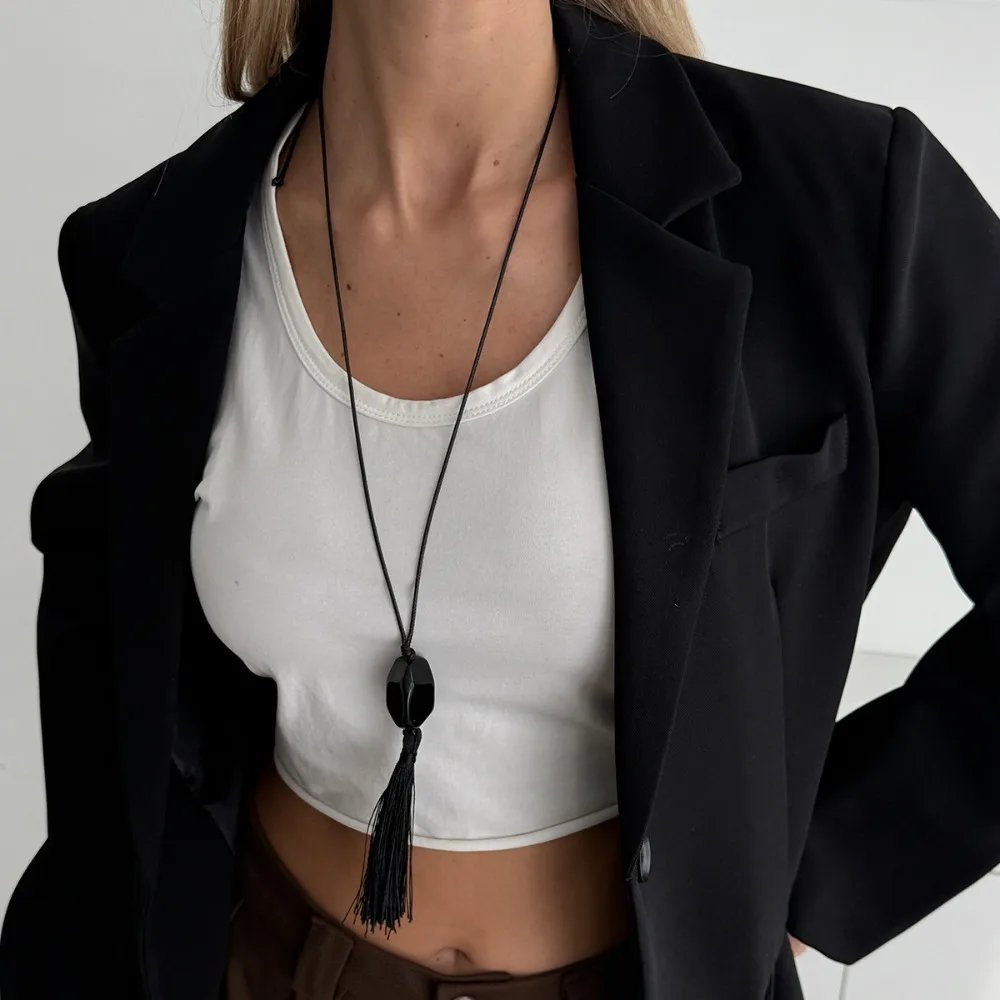 Collier Long Pendentif Pompon Perlé Noir – Bijou Créatif Tendance Femme 2 Collier Long Pendentif Pompon Perlé Noir – Bijou Créatif Tendance Femme – Image 2