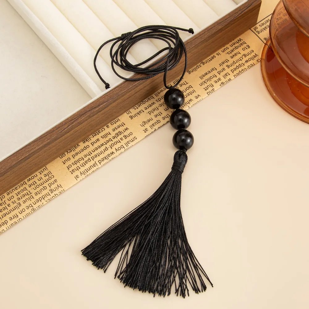 Collier Long Pendentif Pompon Perlé Noir – Bijou Créatif Tendance Femme 4 Collier Long Pendentif Pompon Perlé Noir – Bijou Créatif Tendance Femme – Image 4