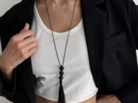 Collier long pendentif pompon perlé noir pour femme. Bijou créatif en acrylique avec fil de cire réglable, idéal pour pull, tenue chic ou cadeau tendance.