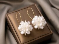 Boucles d’oreilles pétale de perle pendantes pour femme. Design irrégulier élégant et tendance, idéales pour fête, mariage, banquet ou tenue chic quotidienne.