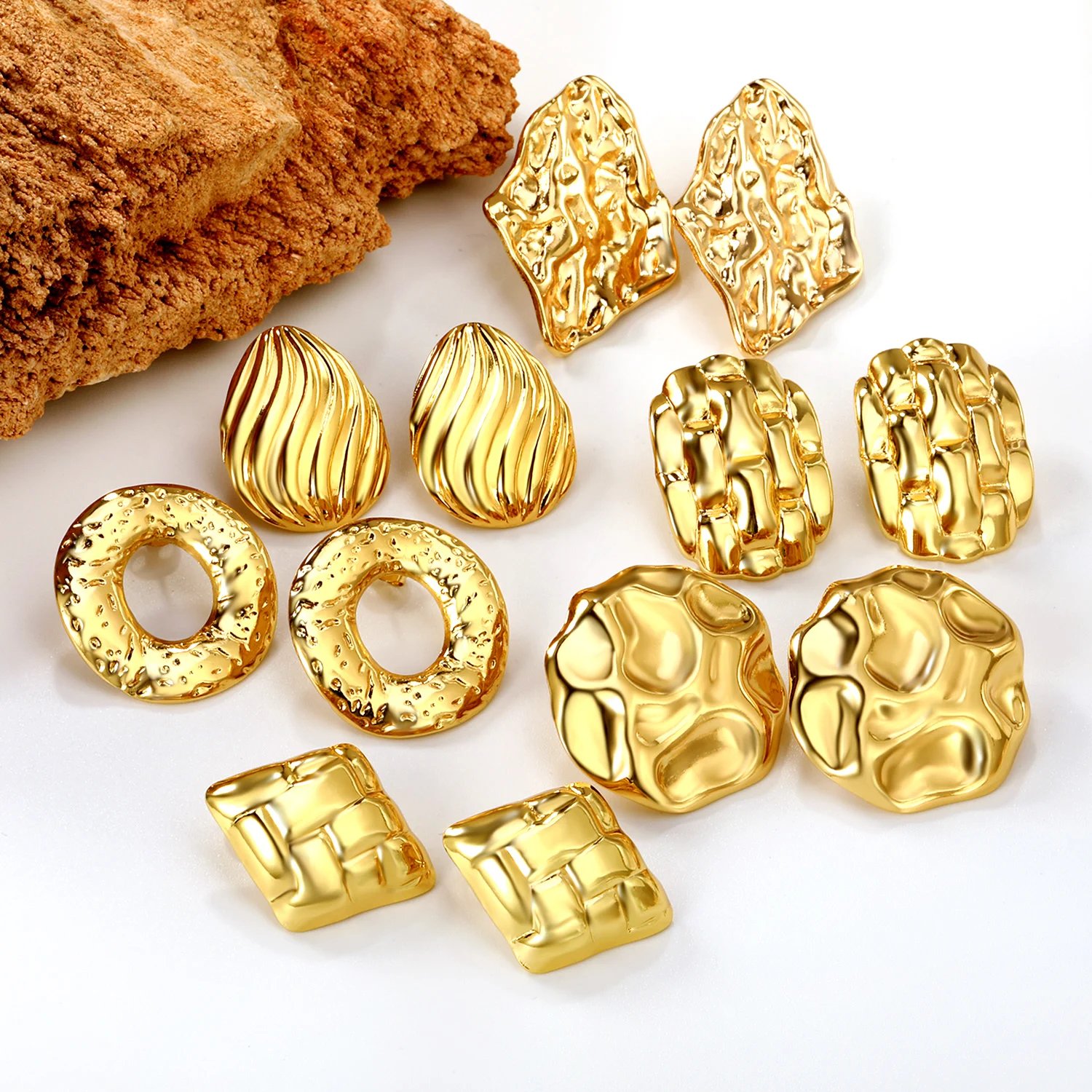 Boucles d’Oreilles Rondes Plaqué Or 18K en Acier Inoxydable Liv. rapide 1 Boucles d’oreilles rondes plaqué or 18K en acier inoxydable hypoallergénique. Clous géométriques élégants pour femme et fille, parfaits pour mariage, fête ou quotidien.