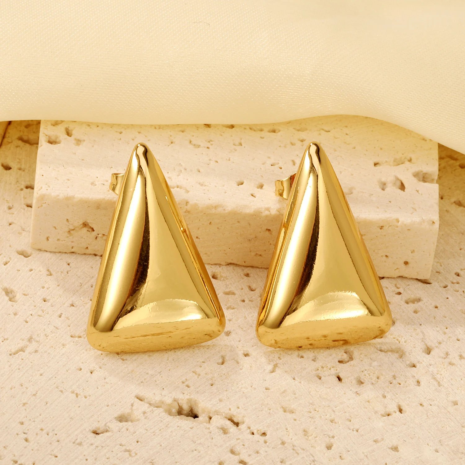 Boucles d’Oreilles Rondes Plaqué Or 18K en Acier Inoxydable Liv. rapide 4 Boucles d’Oreilles Rondes Plaqué Or 18K en Acier Inoxydable Liv. rapide – Image 4