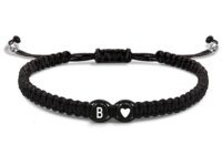 Bracelet initiale A-Z avec cœur, réglable et unisexe. Bijou personnalisé tressé, idée cadeau amitié, couple ou famille. Léger, tendance et confortable.
