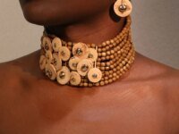 Parure vintage collier choker perles et bois au design géométrique élégant. Idéal mariage, cérémonie et soirée chic. Stock limité. Livraison rapide.