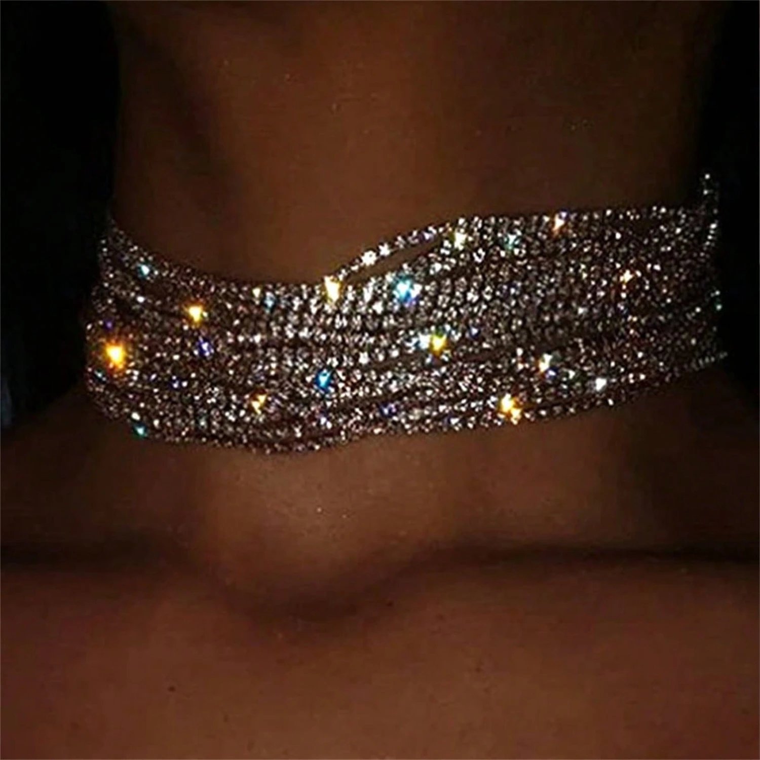Collier à Pampilles Multicouches en Strass Luxe – Chaîne de Clavicule Élégante & Exagérée pour Soirée et Fête 1 Collier à pampilles multicouches en strass luxueux pour femme. Chaîne de clavicule brillante et sophistiquée idéale soirée, fête et événement chic.