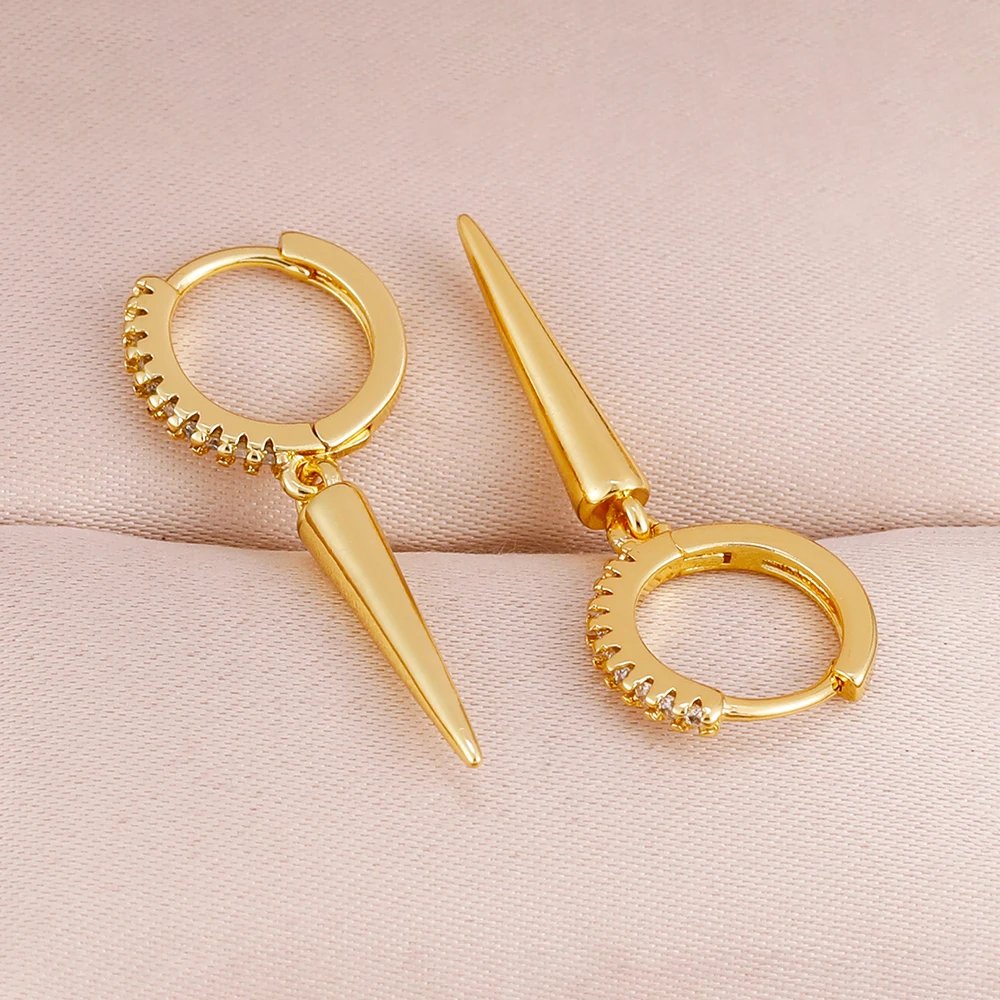 Boucles d’Oreilles Créoles Punk Chic en Acier Inoxydable – Zircon & Rivets Coniques Plaqué Or 14K Port. rapide 3 Boucles d’Oreilles Créoles Punk Chic en Acier Inoxydable – Zircon & Rivets Coniques Plaqué Or 14K Port. rapide – Image 3