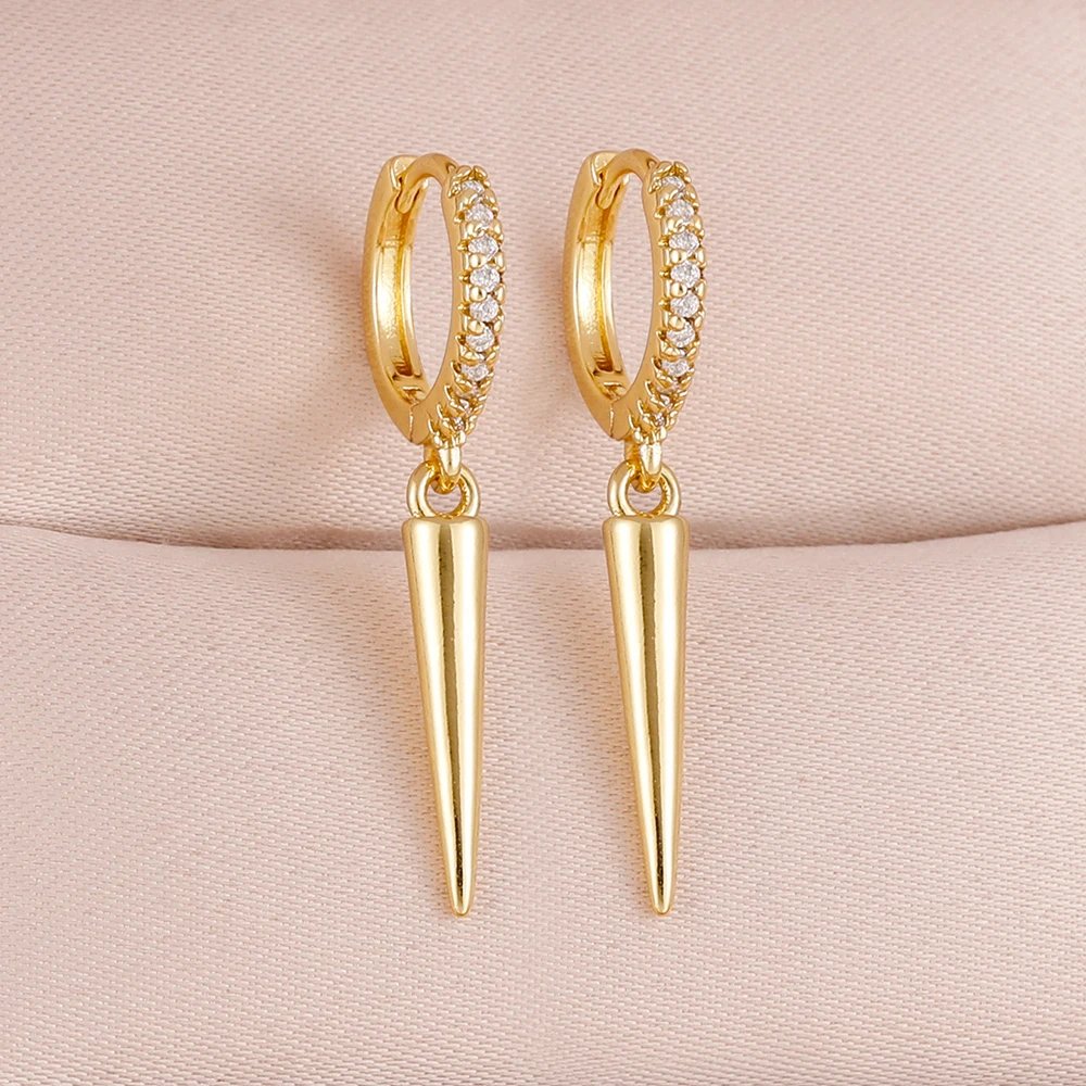 Boucles d’Oreilles Créoles Punk Chic en Acier Inoxydable – Zircon & Rivets Coniques Plaqué Or 14K Port. rapide 5 Boucles d’Oreilles Créoles Punk Chic en Acier Inoxydable – Zircon & Rivets Coniques Plaqué Or 14K Port. rapide – Image 5