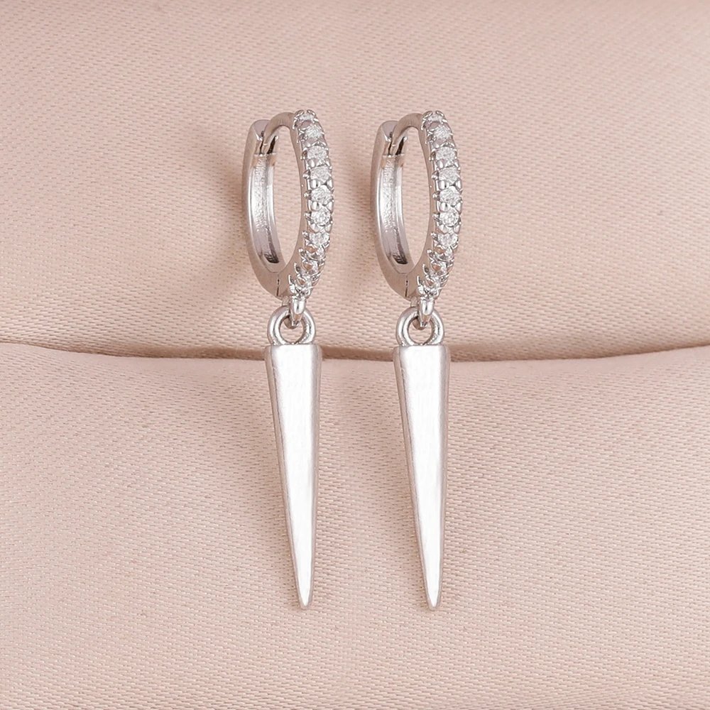 Boucles d’Oreilles Créoles Punk Chic en Acier Inoxydable – Zircon & Rivets Coniques Plaqué Or 14K Port. rapide 6 Boucles d’Oreilles Créoles Punk Chic en Acier Inoxydable – Zircon & Rivets Coniques Plaqué Or 14K Port. rapide – Image 6