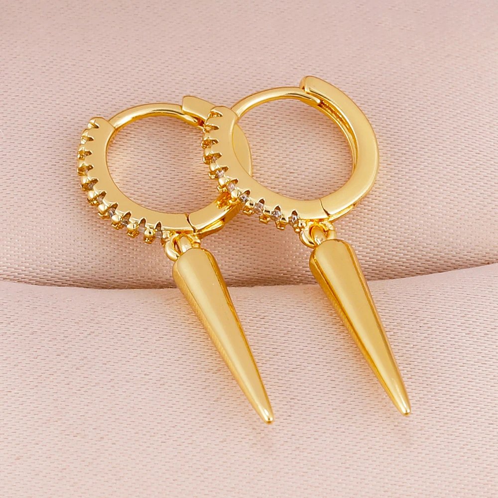 Boucles d’Oreilles Créoles Punk Chic en Acier Inoxydable – Zircon & Rivets Coniques Plaqué Or 14K Port. rapide 2 Boucles d’Oreilles Créoles Punk Chic en Acier Inoxydable – Zircon & Rivets Coniques Plaqué Or 14K Port. rapide – Image 2