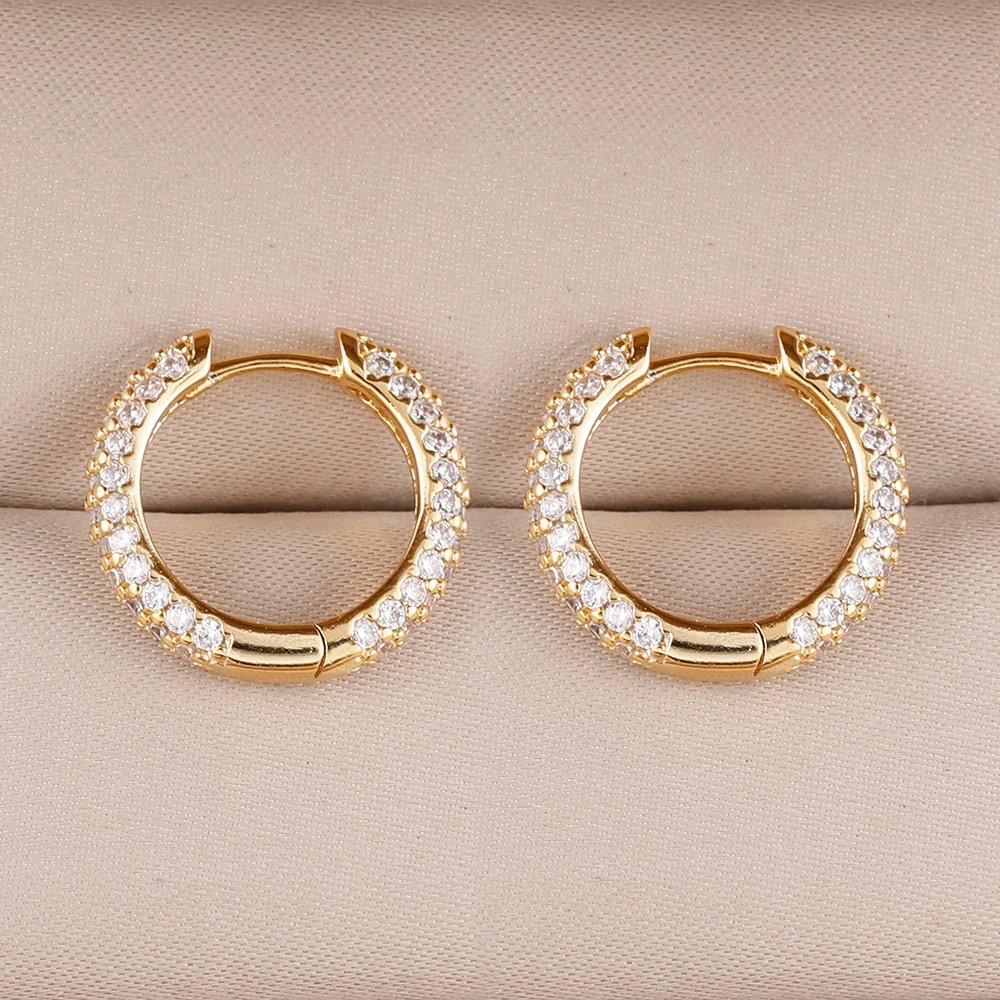 Boucles d’Oreilles Huggie en U Plaqué Or 14K – Créoles Géométriques en Zircon CZ & Acier Inoxydable Port. rapide 6 Boucles d’Oreilles Huggie en U Plaqué Or 14K – Créoles Géométriques en Zircon CZ & Acier Inoxydable Port. rapide – Image 6