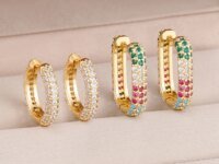 Boucles d’oreilles Huggie en U plaqué or 14K avec zircon CZ brillant. Créoles géométriques en acier inoxydable, élégantes et modernes pour femme.