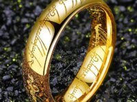 Anneau de pouvoir en acier inoxydable 6 mm, bague unisexe sculptée style fantasy. Alliance moderne, résistante et élégante, idéale mariage ou cadeau symbolique.