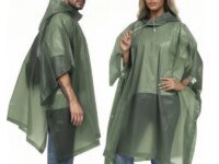 Poncho de pluie réutilisable en nylon épais, imperméable et durable. Capuche à cordon, idéal randonnée, vélo, voyage. Large, solide, couvre sac à dos.