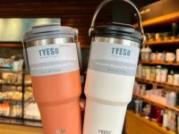 Mug isotherme TYESO 600–1200 ml en inox 304. Poignée, paille détachable, double isolation 6–12h. Idéal café, voiture, sport, bureau. Durable et étanche.