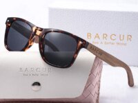 Lunettes BARCUR en bois naturel, forme ovale, verres miroir polarisés UV400. Style élégant, léger, écologique