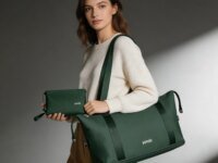 Sac de voyage est équipé d’une sangle de fixation intégrée permettant de l’attacher facilement à une valise.