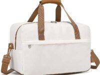 Sac de cabine KONO 40 20 25 cm taille M. Léger, tissu Oxford résistant, compatible Ryanair et EasyJet. Format sous le siège, 20 litres, idéal voyage, week end, avion. Poche avant, bandoulière réglable, fixation trolley. Catégorie Sacs Cargo Utilitaires.