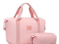 Sac de voyage KONO étanche 36L. Tissu toile imperméable, compartiment sec et humide, trousse de toilette incluse, fixation trolley, poche arrière zippée. Idéal sport, week end, plage, shopping, bagage cabine. Catégorie Sacs Cargo Utilitaires.